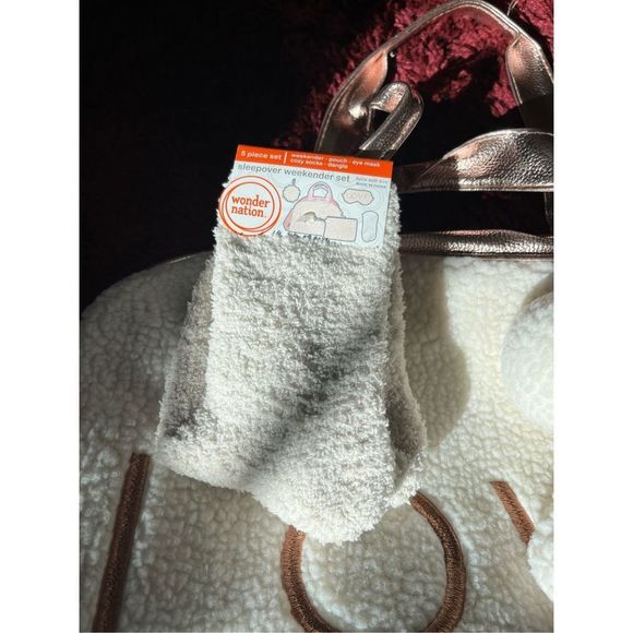 New SLEEPOVER WEEKENDER 5 Piece Set - Picture 4 of 8